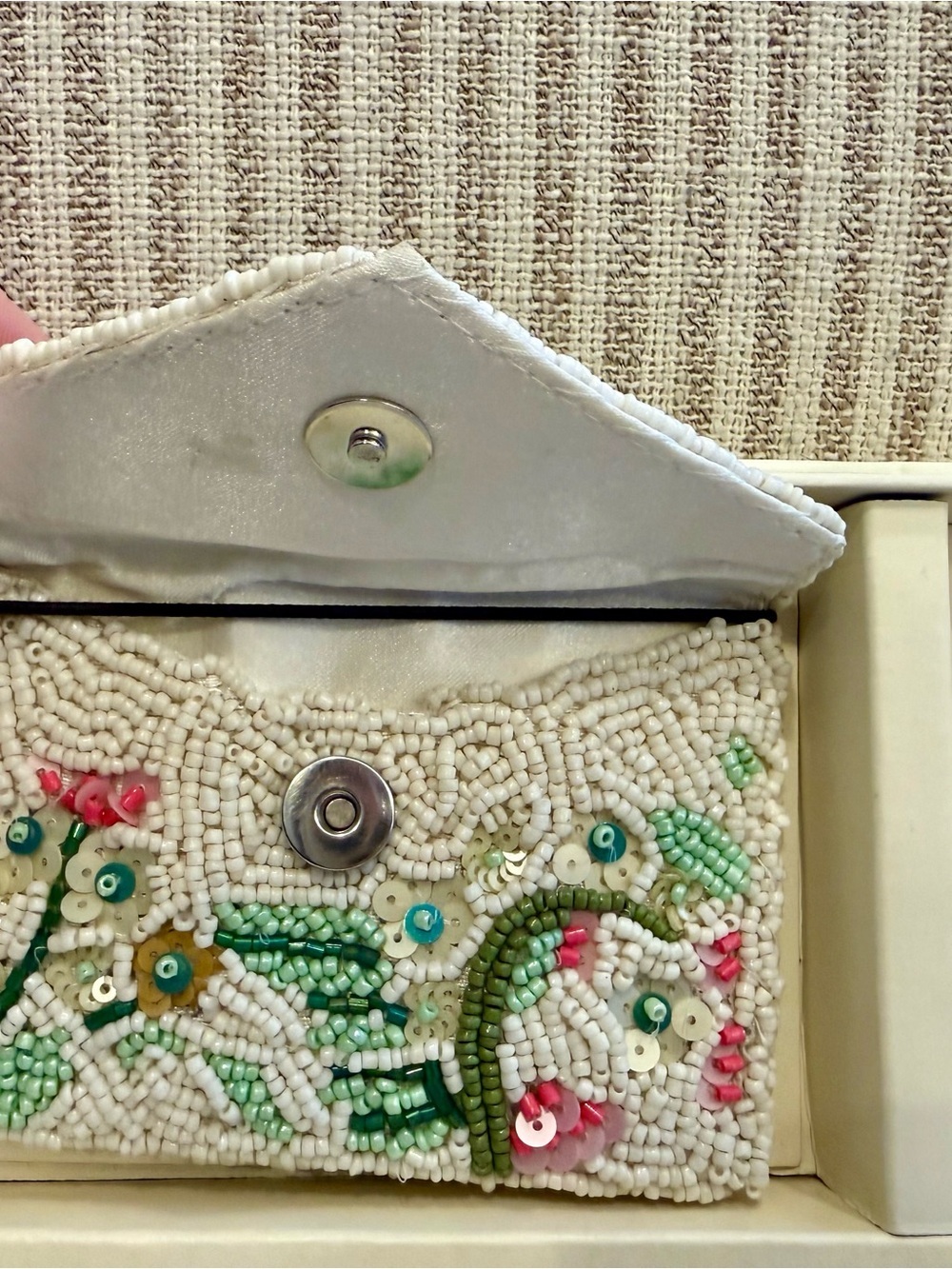 Handmade White Beaded Floral Card Holder & Daisy Keychain Set - Picture 3 of 3